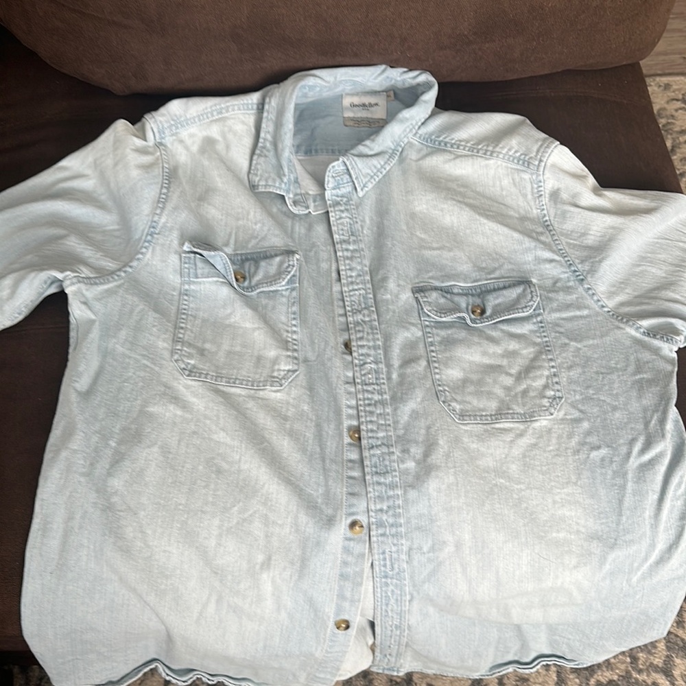 Goodfellow(Target) light wash jean long sleeve. Like new condition. Fits to size